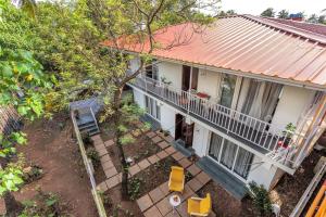 uma vista aérea de uma casa branca com um telhado de metal em Kiki Villa em Arambol