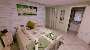 Habitación con cama y lavabo. en B&B Villa S Anna Hospitality Solutions, en Arquata Scrivia
