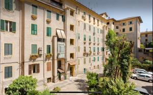 ローマにあるCasa vacanze "il vaticano a 2 passi"の通りにある緑のシャッター付きアパートメントビル