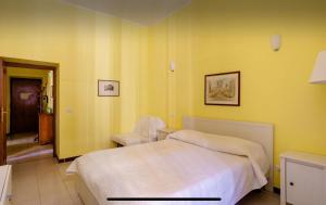 ローマにあるCasa vacanze "il vaticano a 2 passi"のベッドルーム1室(ベッド1台、椅子付)