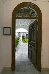 un ingresso a un edificio con porta aperta di La Fuente Apartamento Jerez a Jerez de la Frontera