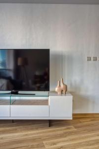 TV a/nebo společenská místnost v ubytování The Smart Concierge - Damac Waves