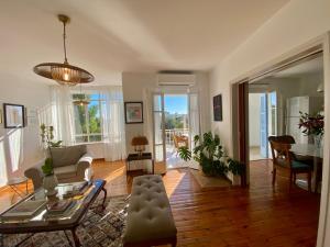 sala de estar con sofá y mesa en Liberty House - Central Two Bedroom Apartments, en Nicosia