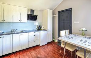 Kuchnia lub aneks kuchenny w obiekcie Nice Home In Mscice With Wifi