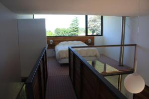 Habitación con dormitorio con cama y ventana en Hoyo 6 Rincón del Golf en Sierra de la Ventana