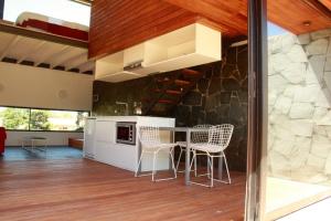 a kitchen with a table and chairs in a room at Hoyo 6 Rincón del Golf in Sierra de la Ventana