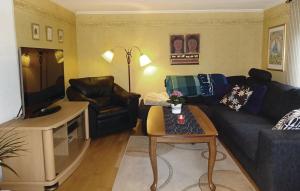 sala de estar con sofá y mesa en Amazing Home In Slvesborg With Kitchen, en Hällevik