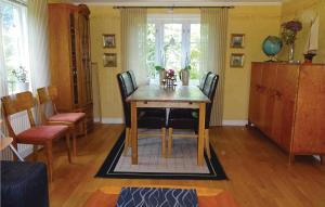HällevikにあるAwesome Home In Slvesborg With 3 Bedrooms And Wifiのダイニングルーム(木製テーブル、椅子付)