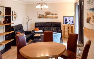 - un salon avec une table et un canapé dans l'établissement 4 Bedroom Lovely Home In Fuhlendorf, à Fuhlendorf