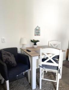 einen Schreibtisch mit einem Stuhl und einem Tisch mit in der Unterkunft Studio Milica in Vrnjačka Banja