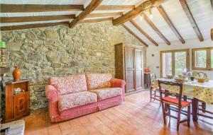 - un salon avec un canapé et un mur en pierre dans l'établissement Coldolmo, à Poggioni