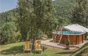 piscina e ombrellone accanto a vasca idromassaggio di Coldolmo a Poggioni