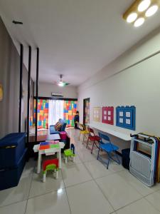 ein Wohnzimmer mit bunten Stühlen und einem Sofa in der Unterkunft IPSA Lego Amari Water Park Lagoon Resort Bukit Katil Melaka in Malakka