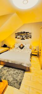 una camera con un grande letto e un soffitto giallo di Apartamenty u Maksa a Krzywcza