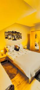 Ein Bett oder Betten in einem Zimmer der Unterkunft Apartamenty u Maksa