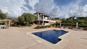 Bazén v ubytování Finca Zayas Casa Rural & Guest Suites nebo v jeho okolí
