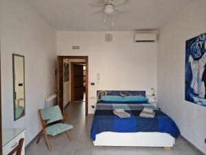 敘拉古的住宿－SEA-VIEW TERRACE & BIKES Moon Ortigia Holiday Home，一间卧室配有蓝色的床和椅子
