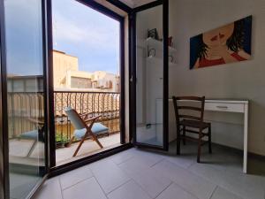 敘拉古的住宿－SEA-VIEW TERRACE & BIKES Moon Ortigia Holiday Home，客房设有带椅子和窗户的阳台。