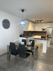 Kuchyňa alebo kuchynka v ubytovaní 2-bedroom-apartment with a terrace, pool, gym