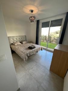 Posteľ alebo postele v izbe v ubytovaní 2-bedroom-apartment with a terrace, pool, gym