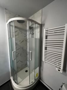 a shower with a glass door in a bathroom at Chambre privée dans appartement en colocation 4 chambres Longjumeau proche Orly, Massy in Longjumeau +4 photos