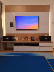 TV a/nebo společenská místnost v ubytování Seaview Imperium Residence Kuantan Resort