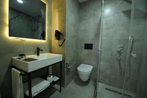 Koupelna v ubytování Sera Nature Hotel & Spa + 37 fotografií