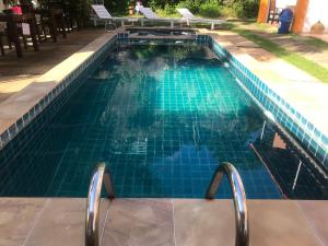 uma piscina com água turquesa em Private Lodge Beachside Samui Lamai em Lamai