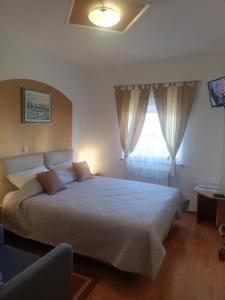 um quarto com uma cama grande e uma janela em Guest House Surina em Rupa