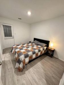 Lackland-area new cozy 2BR home房間的床