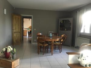 uma cozinha e sala de jantar com mesa e cadeiras em le coin de paradis em Modène