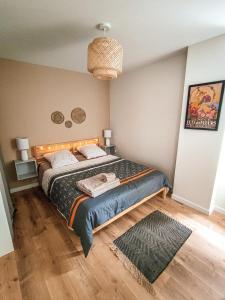 een slaapkamer met een groot bed in een kamer bij Nouveau T2 en face du lac - Meublé tourisme - Garage privé in Évian-les-Bains