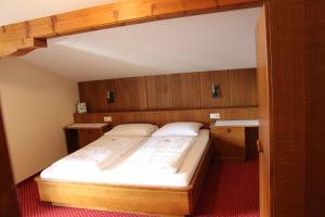 een slaapkamer met een bed in een kamer met houten kasten bij Haus Anni in Radstadt