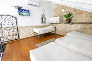 Sala de estar con 2 camas y mesa en Heart Mansion Rashbi compound en Safed