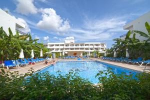 The swimming pool at or close to Casa Luis Apartments