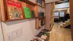 TV a/nebo společenská místnost v ubytování KAB Library and Residency 想像力の羽をもつ古民家長屋