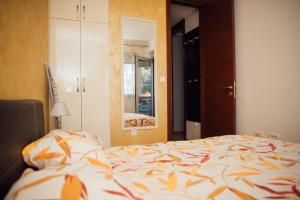 Schlafzimmer mit einem Bett, einem Schrank und einem Spiegel in der Unterkunft Sea view apartment in Kotor ! Apartment Popica in Kotor