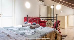 a bedroom with a bed and two red chairs at Chalet Mia[Torino centro-Porta Nuova-Museo Egizio] in Turin