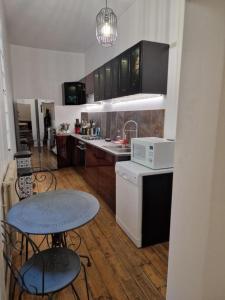 Kuchyň nebo kuchyňský kout v ubytování L'appartement bleu des remparts