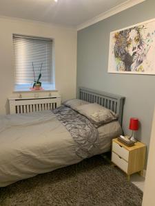 Modern 2 bed apartment tesisinde bir odada yatak veya yataklar