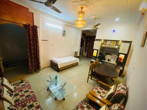 sala de estar con sofá y mesa en Rudra_HomeStay, en Varanasi