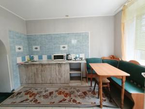 クロプィウヌィーツィクィイにあるЯновского 1к средняяのキッチン(ソファ、テーブル、カウンター付)