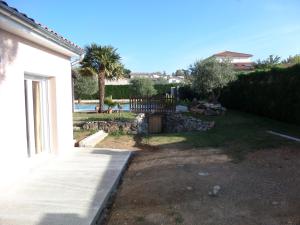 a house with a porch and a yard with a yard at Au Clos Decoeur in Salaise-sur-Sanne