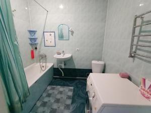 クロプィウヌィーツィクィイにあるЯновского 1к средняяのバスルーム(バスタブ、洗面台、トイレ付)