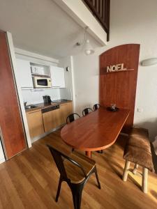 Kuchyňa alebo kuchynka v ubytovaní La Mongie magnifique Appart 7 pers vue pistes, piscine, wifi, salle de sport