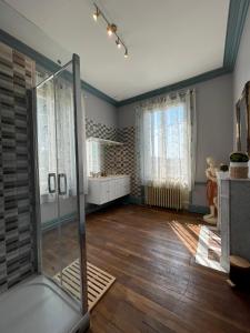 a bathroom with a glass shower in a room at Gite L'Instant Champenois in Bréviandes