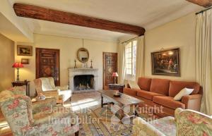 ein Wohnzimmer mit einem Sofa und einem Kamin in der Unterkunft Suite le Quervalat dans magnifique bastide 18eme in Aix-en-Provence