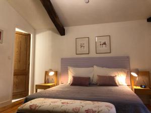1 dormitorio con 1 cama grande y 2 lámparas en Clos Monicord, en Vérac