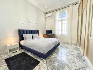 um quarto com uma cama king-size e uma janela em COSY Apartment in La Marsa Corniche - Beach em La Marsa