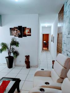 ein Wohnzimmer mit einem Sofa und einem Tisch in der Unterkunft Casa aconchegante in Campo Grande